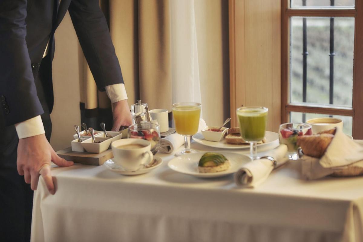 Comida en o cerca de este hotel