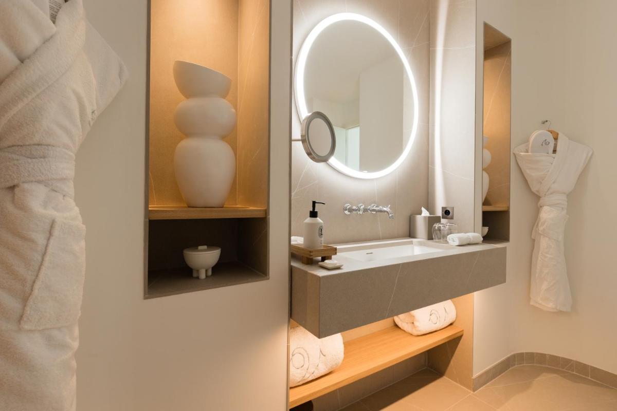 Salle de bains dans l'établissement Domaine de Verchant & Spa - Relais & Châteaux