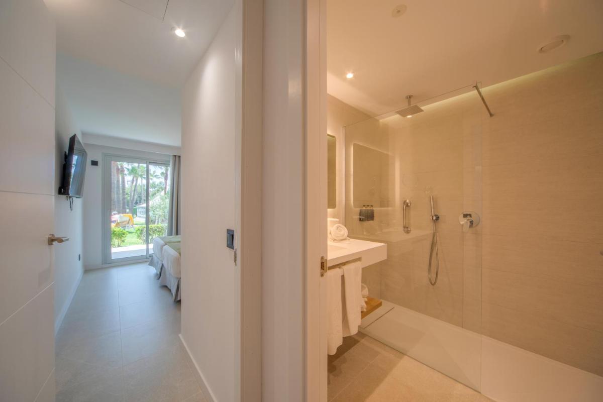 Un baño de Playa Esperanza Resort Affiliated by Meliá