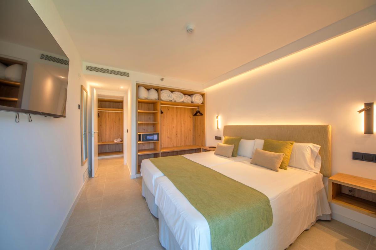 Cama o camas de una habitación en Playa Esperanza Resort Affiliated by Meliá