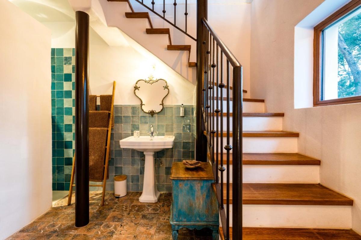 baño con lavabo y escalera en Agroturismo Can Talaias San CArlos, en Sant Carles de Peralta