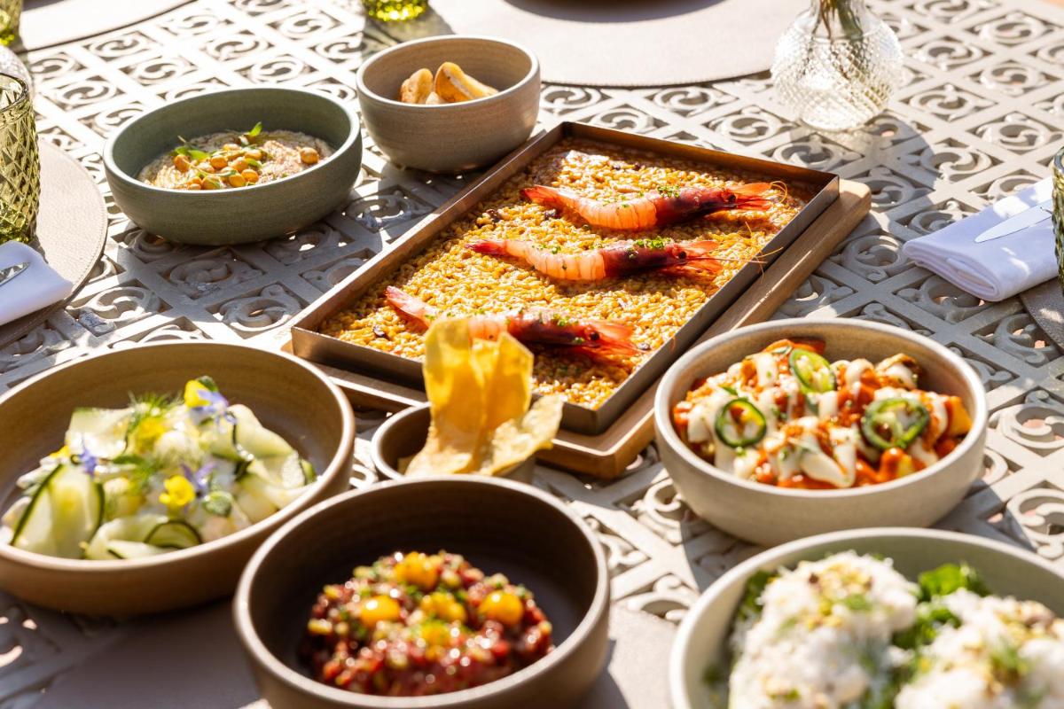 Comida en o cerca de este hotel