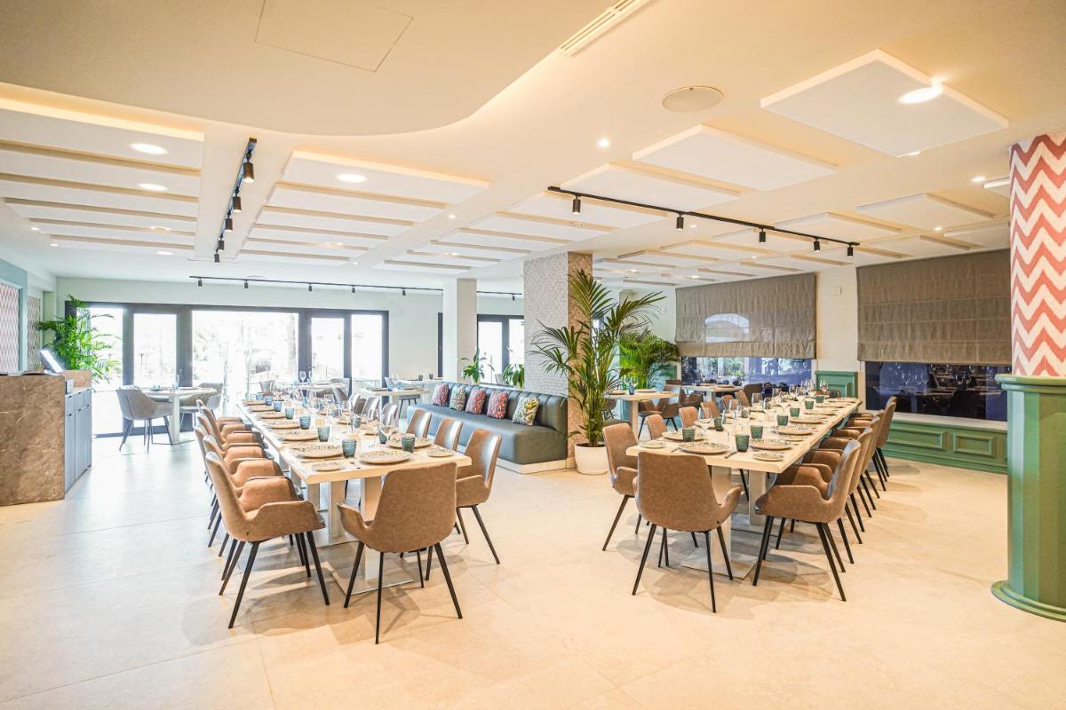 Un restaurante o sitio para comer en La Cala Resort