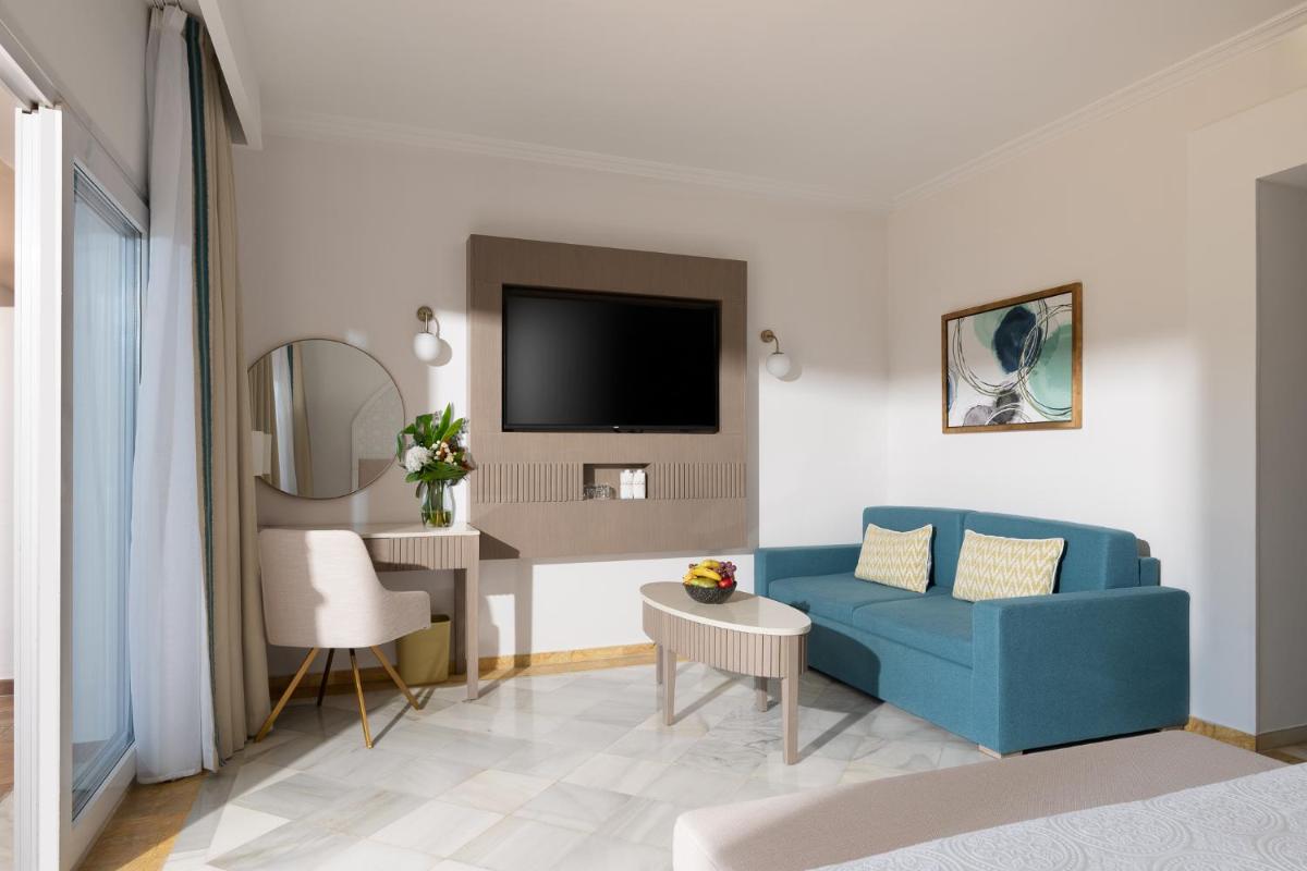 Una televisión o centro de entretenimiento en La Cala Resort