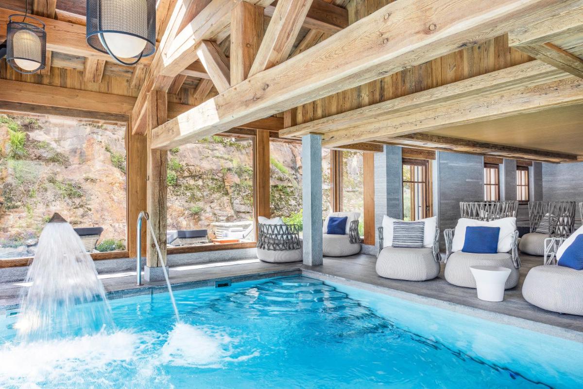 - une piscine avec cascade dans une maison dans l'établissement Armancette - The Leading Hotels of the World, à Saint-Gervais-les-Bains