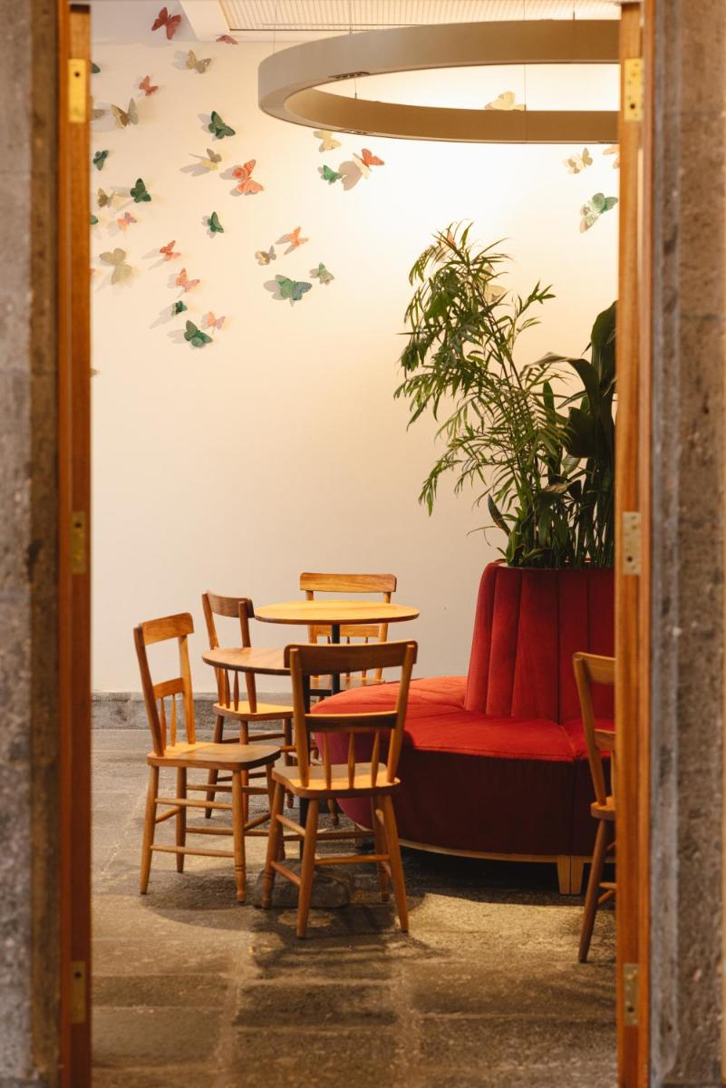 Uma área de estar em NINE DOTS Azorean Art Boutique Hotel