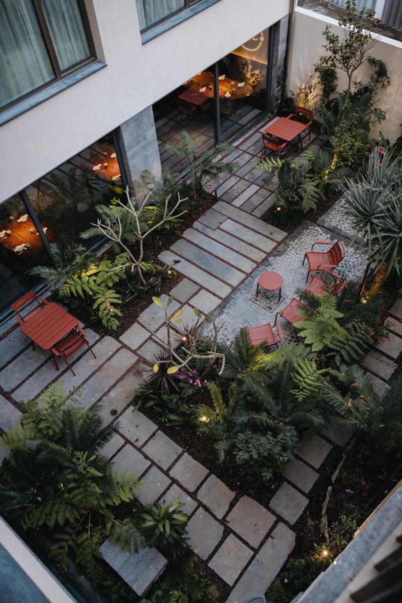 Um jardim no exterior de NINE DOTS Azorean Art Boutique Hotel