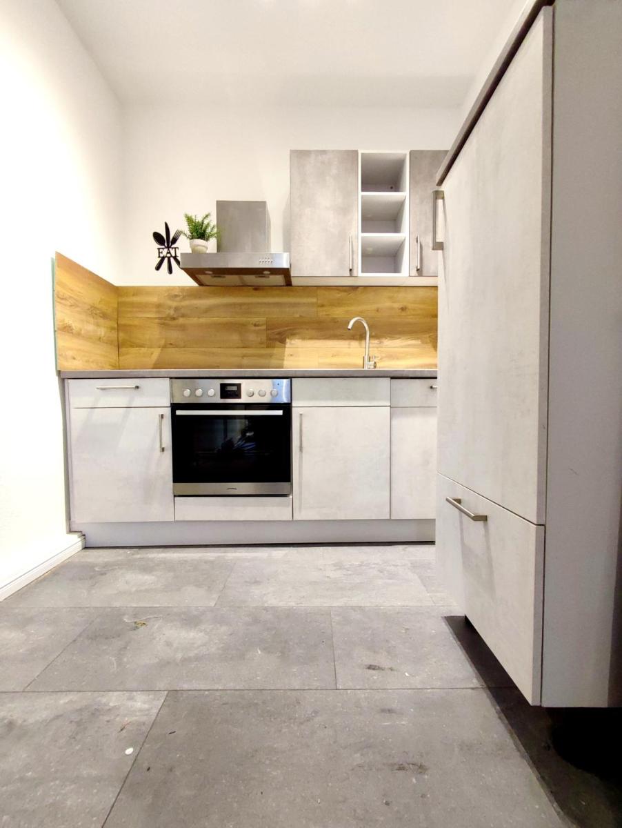 50 qm Ferienwohnung für 4 Personen, Monteure oder Geschäftsreisende, Smart-TV, WLAN, separater Eingang, 24 Std Check-in, Doppelbett, 2 Schlafsofa, 50 m bis zum Schlosspark, Lebensmittelgeschäfte in der Nähe - Housity