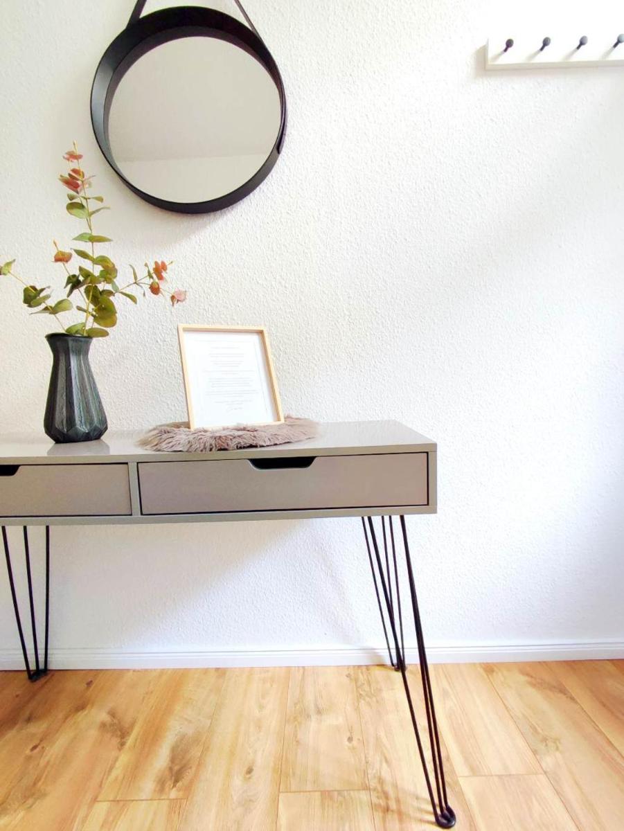 50 qm Ferienwohnung für 4 Personen, Monteure oder Geschäftsreisende, Smart-TV, WLAN, separater Eingang, 24 Std Check-in, Doppelbett, 2 Schlafsofa, 50 m bis zum Schlosspark, Lebensmittelgeschäfte in der Nähe - Housity
