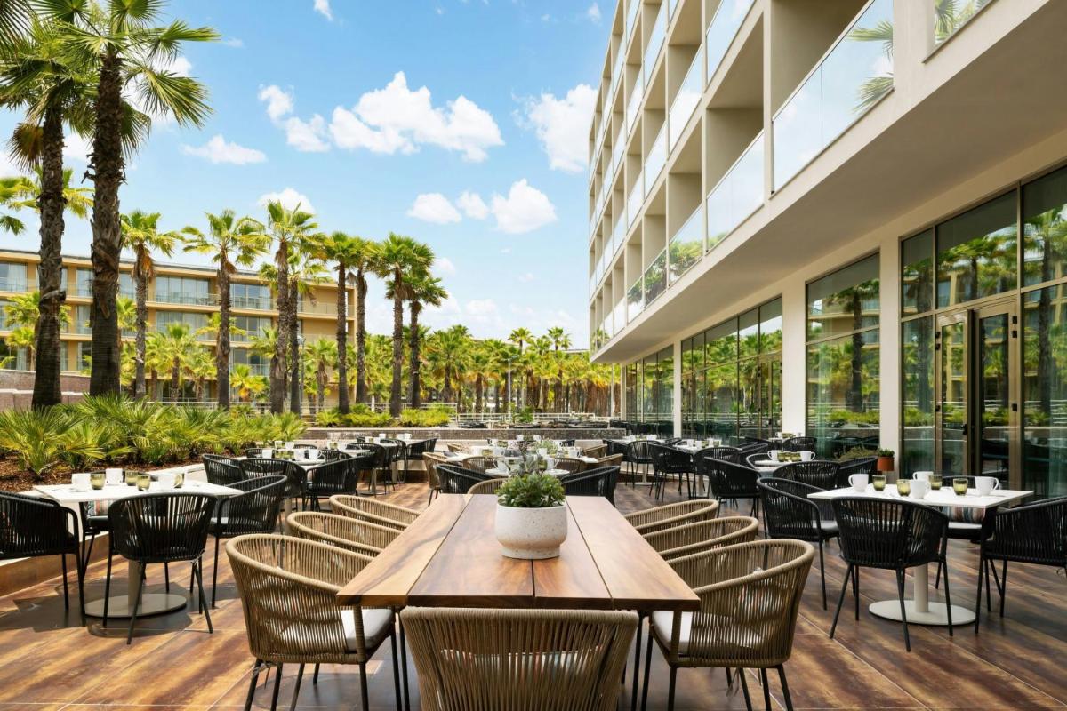 Um restaurante ou outro lugar para comer em Algarve Marriott Salgados Golf Resort & Spa