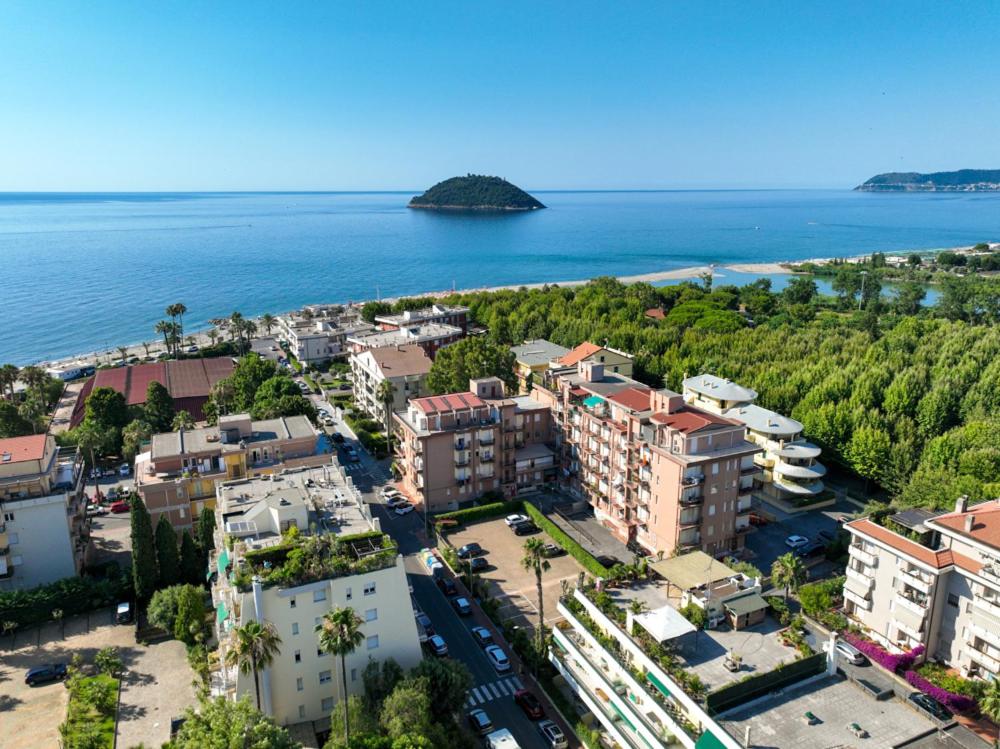 Splendido trilocale vista mare Albenga - Housity