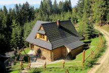 Domek drewniany w górach - Housity