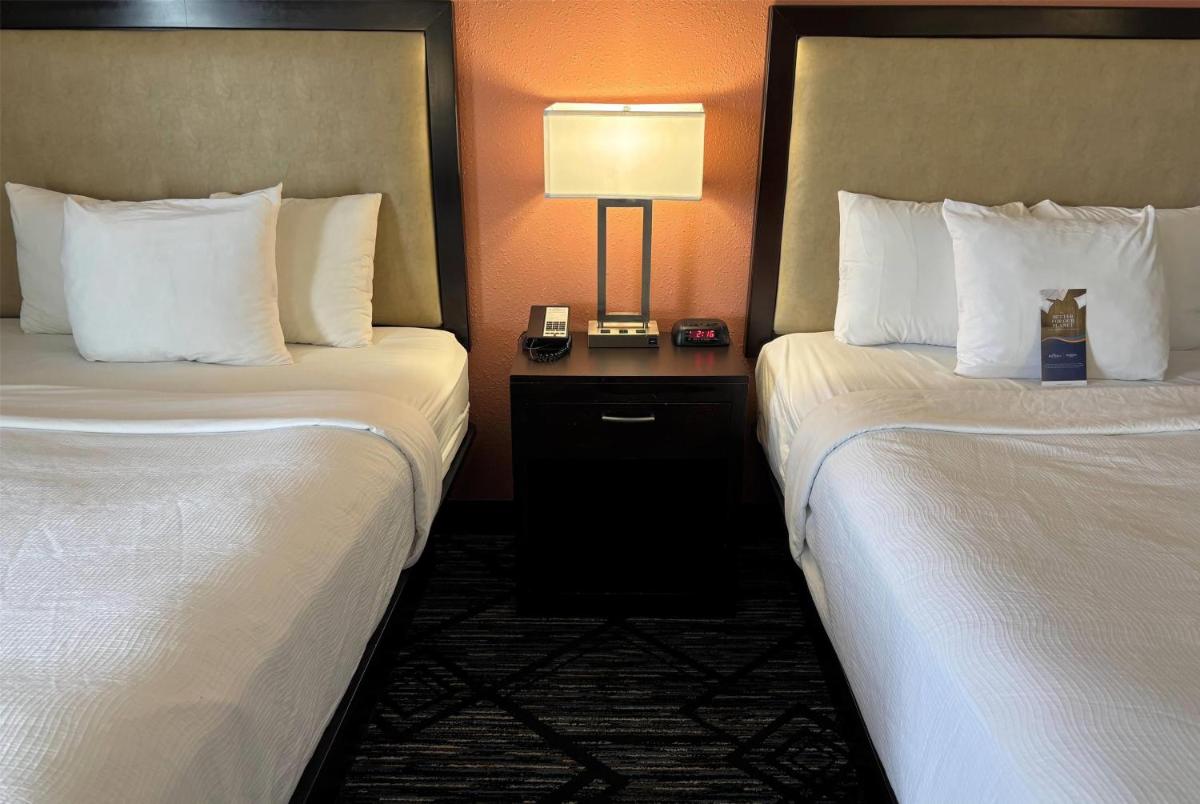 Baymont by Wyndham Litchfield - Housity
