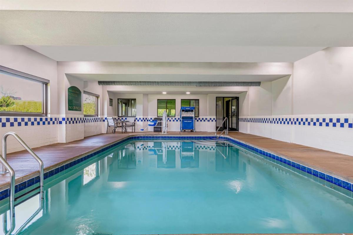 La Quinta by Wyndham Batavia - Housity