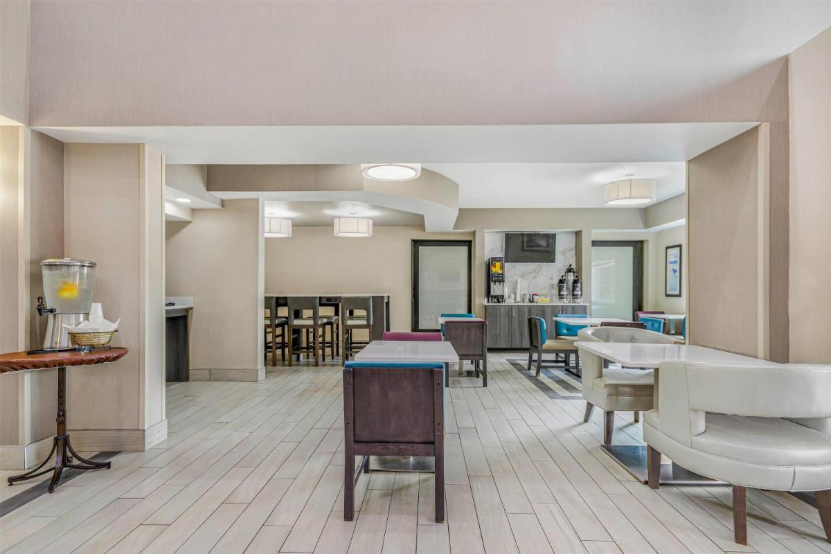 La Quinta by Wyndham Batavia - Housity
