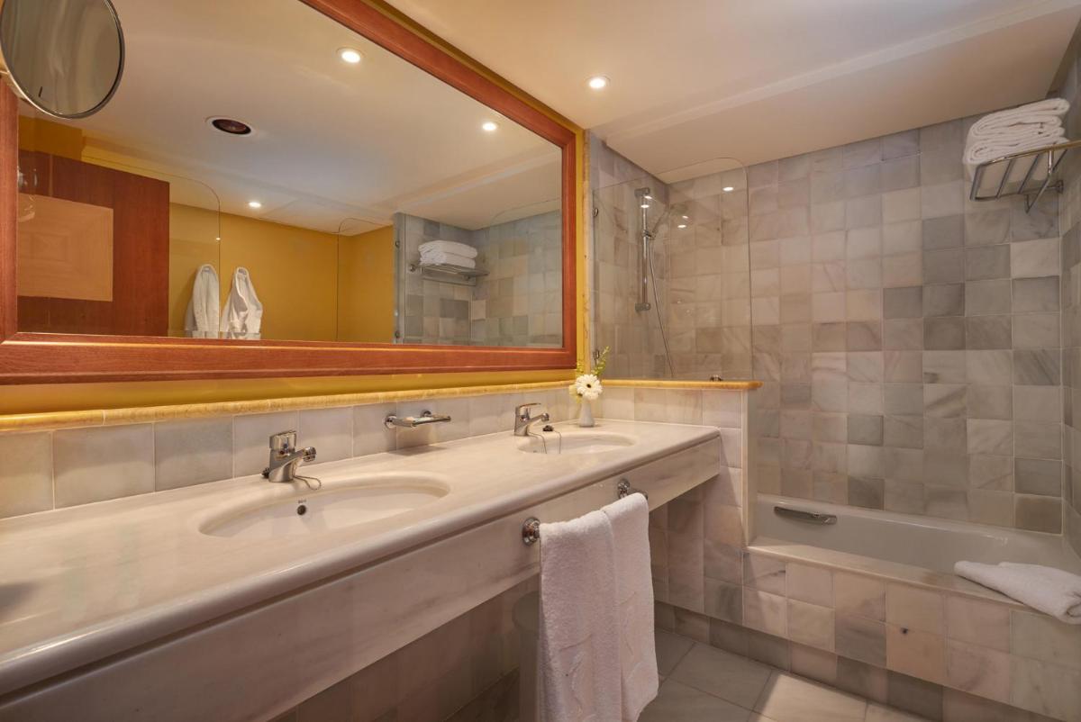 Un baño de Hipotels Eurotel Punta Rotja Spa-Golf