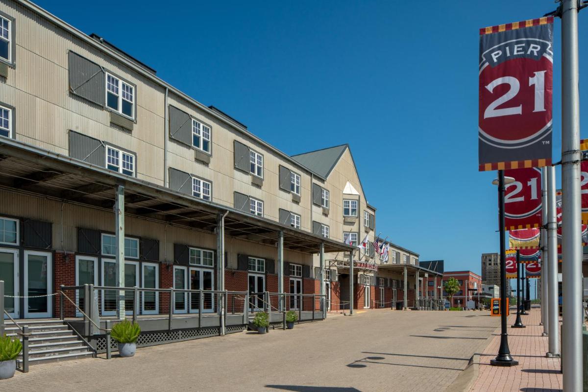 Harbor House Hotel and Marina at Pier 21 - Housity