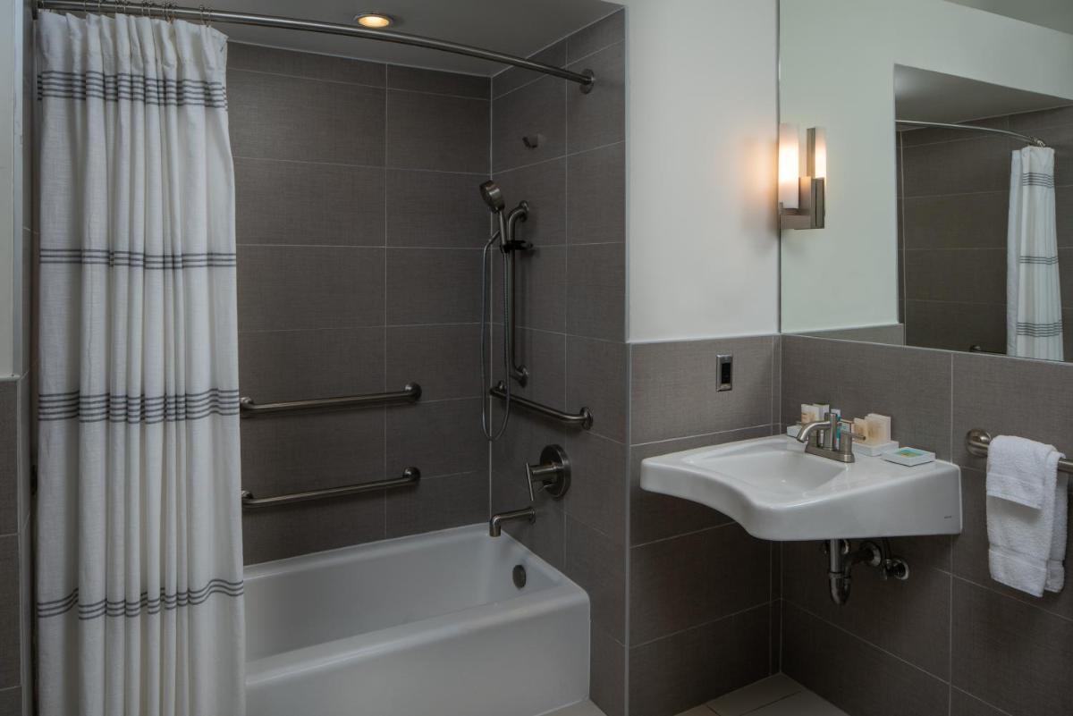 Harbor House Hotel and Marina at Pier 21 - Housity