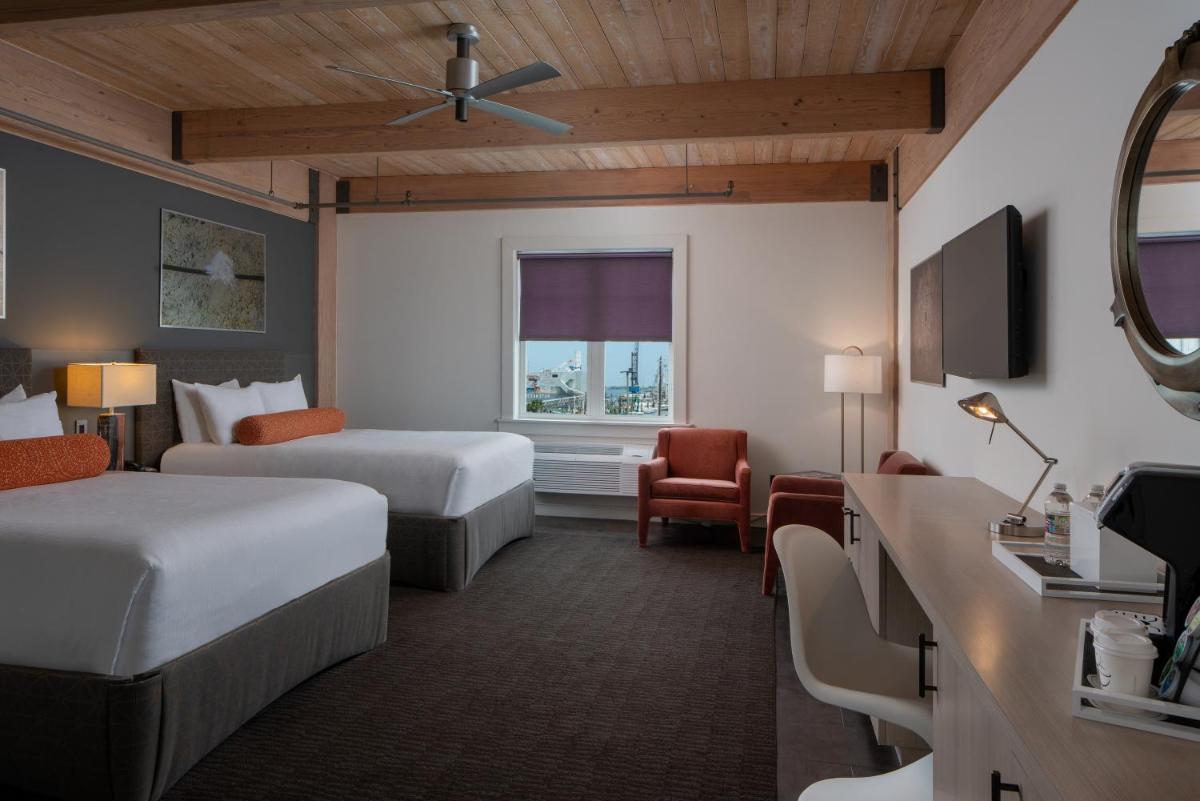 Harbor House Hotel and Marina at Pier 21 - Housity