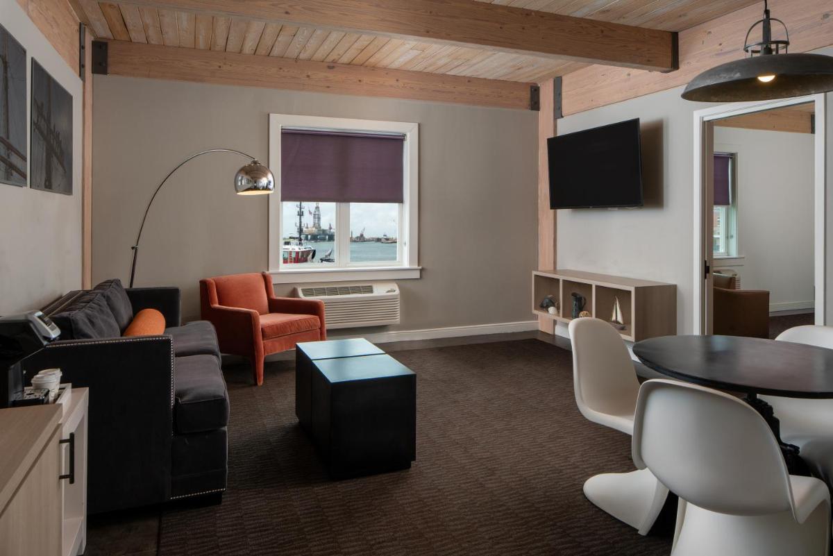 Harbor House Hotel and Marina at Pier 21 - Housity