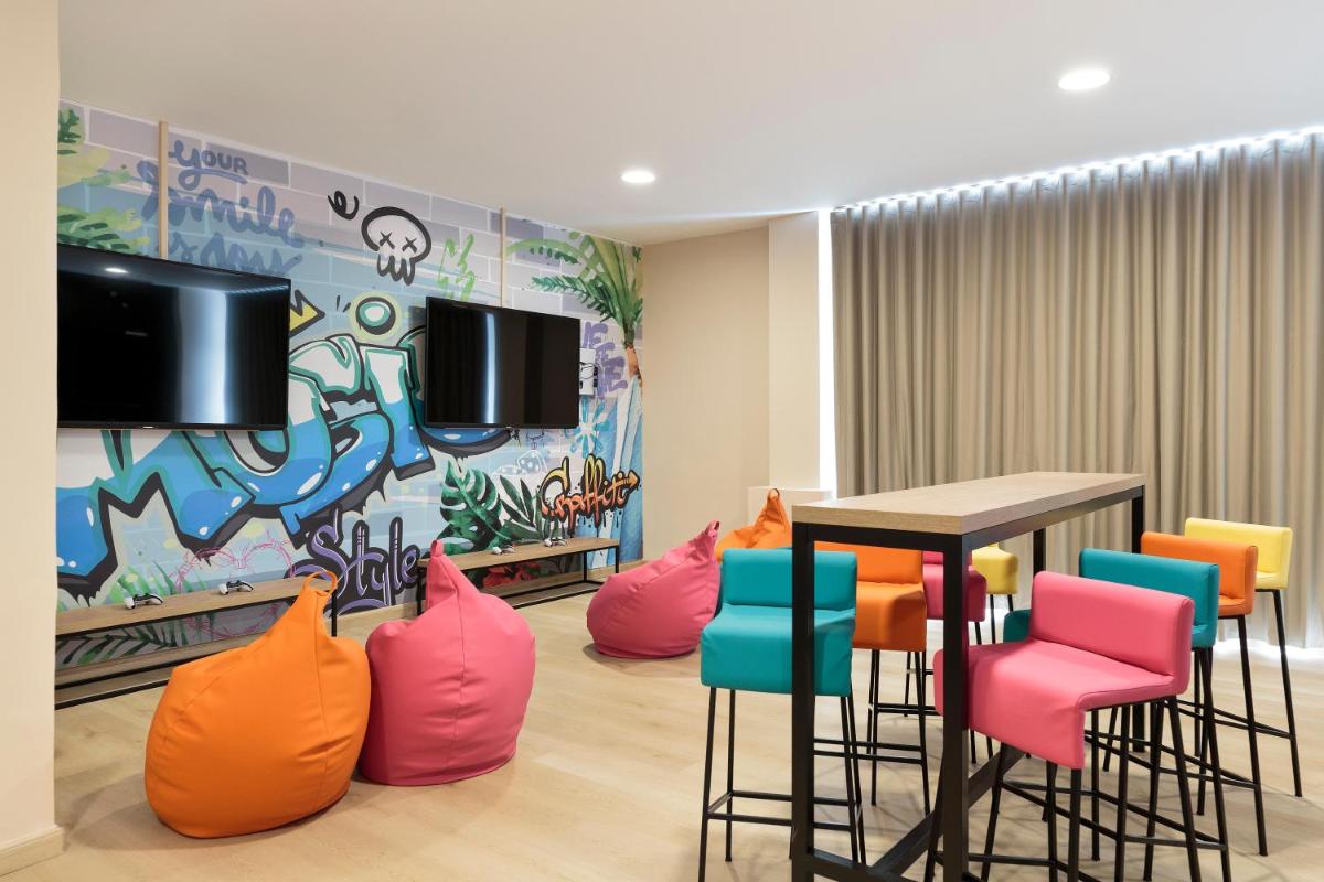 Una televisión o centro de entretenimiento en Hotel Best Sabinal