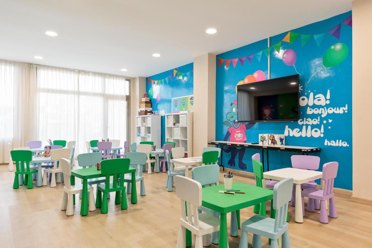 Una televisión o centro de entretenimiento en Hotel Best Sabinal