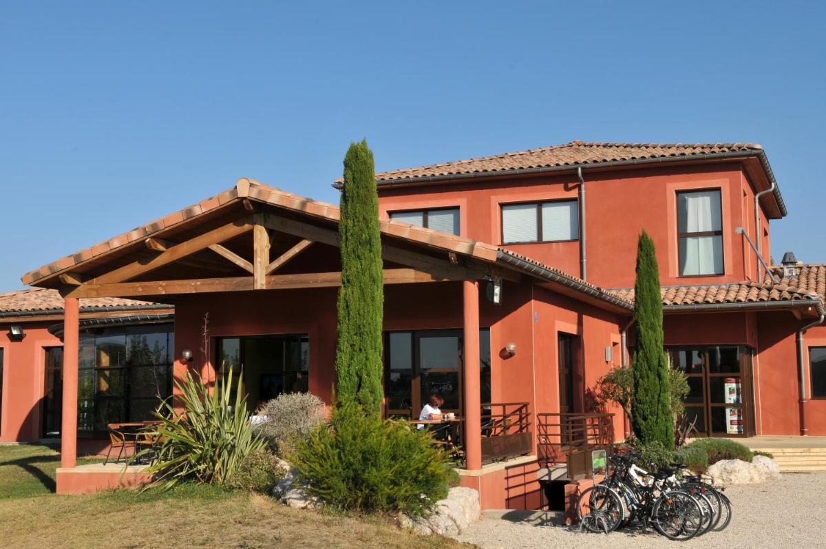 une maison avec des vélos garés devant dans l'établissement Domaine d'Agrippa Valence, à Châteauneuf-sur-Isère