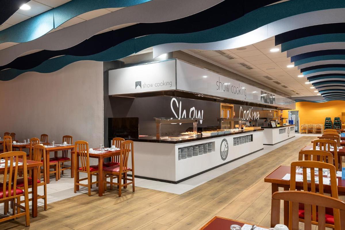 Un restaurante o sitio para comer en Hotel Playas de Guardamar