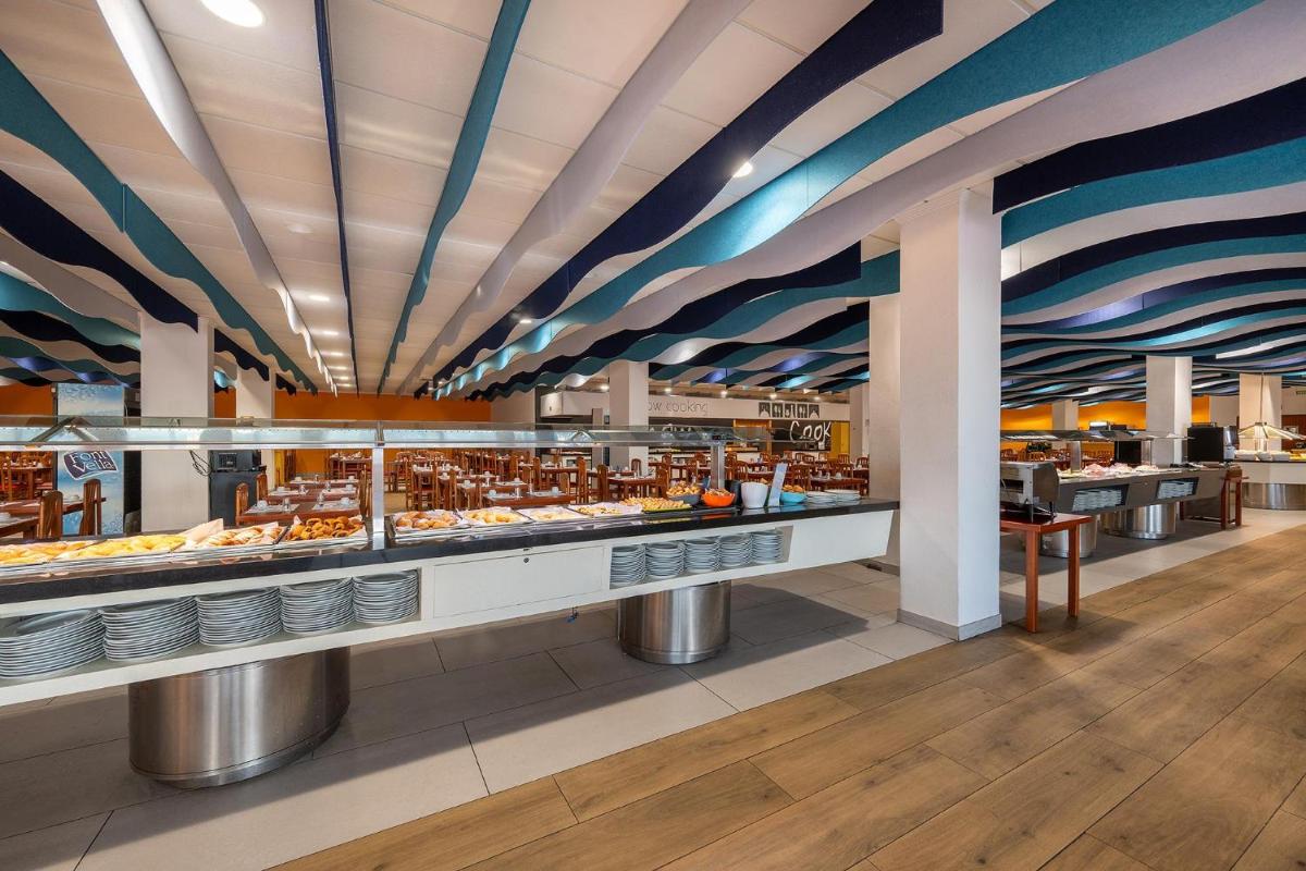 Un restaurante o sitio para comer en Hotel Playas de Guardamar