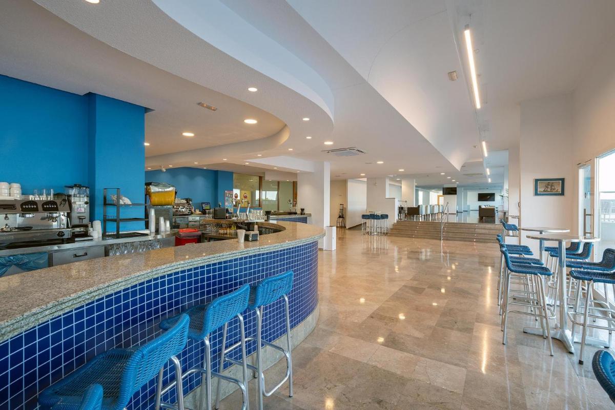 Un restaurante o sitio para comer en Hotel Playas de Guardamar