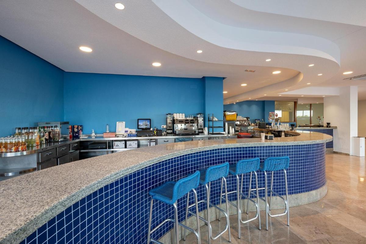 Un restaurante o sitio para comer en Hotel Playas de Guardamar