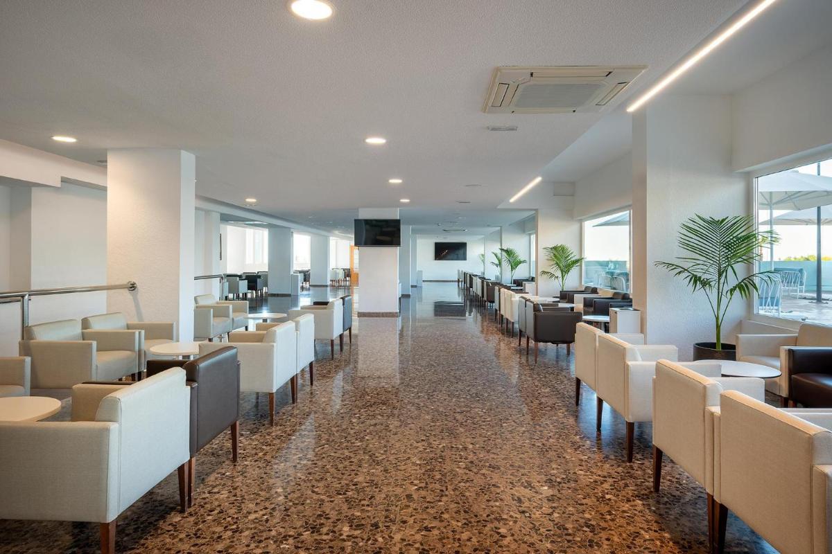 Un restaurante o sitio para comer en Hotel Playas de Guardamar