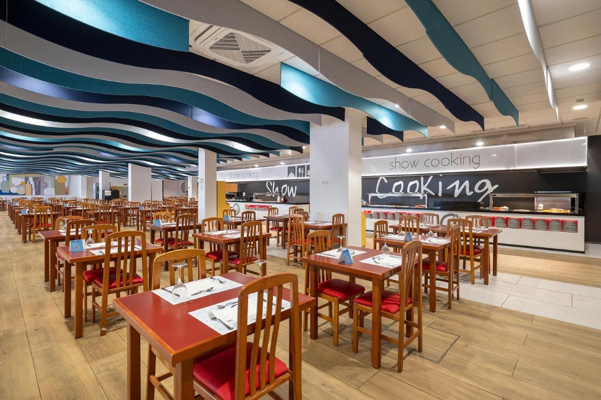 Un restaurante o sitio para comer en Hotel Playas de Guardamar
