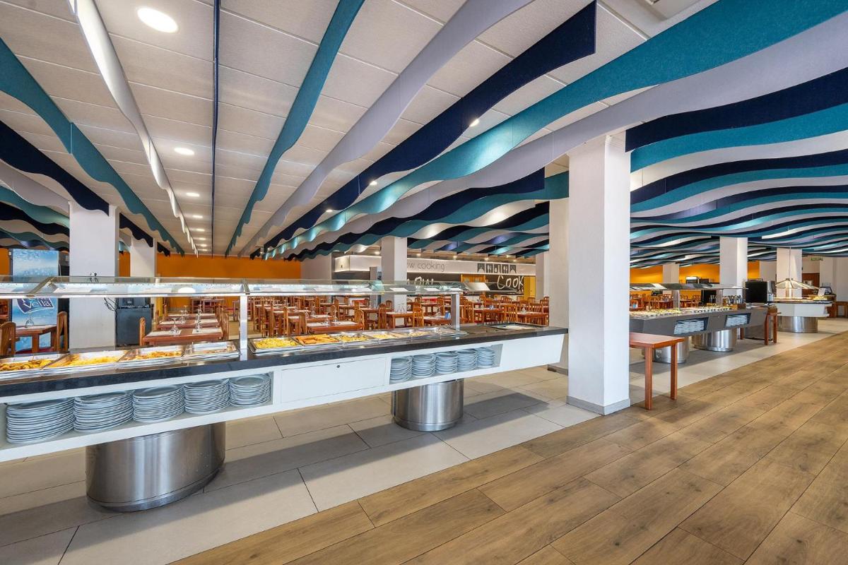 Un restaurante o sitio para comer en Hotel Playas de Guardamar