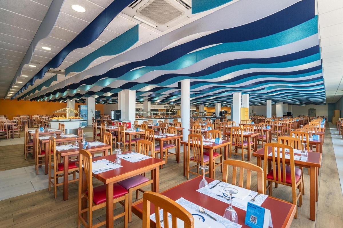 Un restaurante o sitio para comer en Hotel Playas de Guardamar