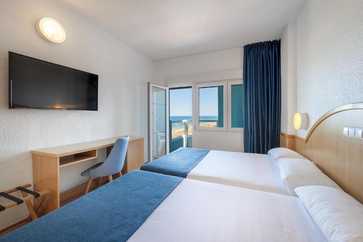 Cama o camas de una habitación en Hotel Playas de Guardamar