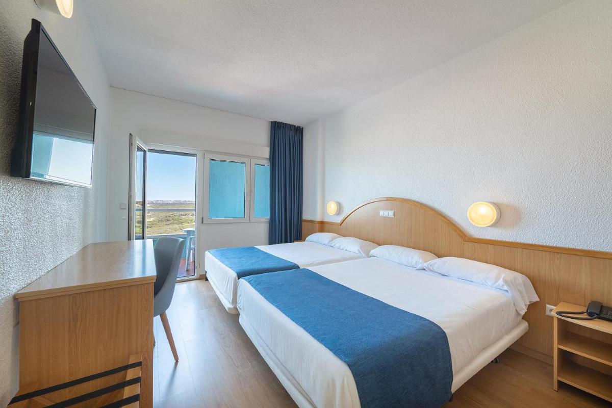 Cama o camas de una habitación en Hotel Playas de Guardamar