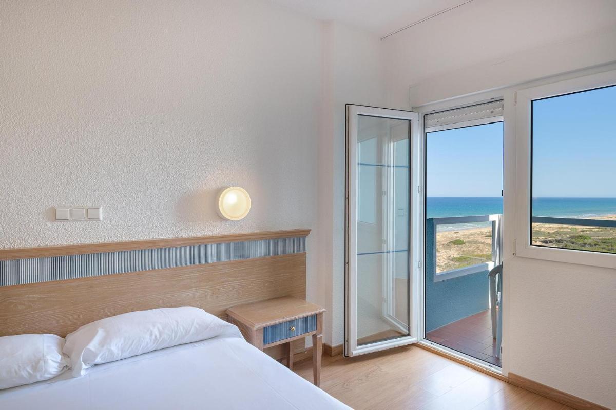 Cama o camas de una habitación en Hotel Playas de Guardamar