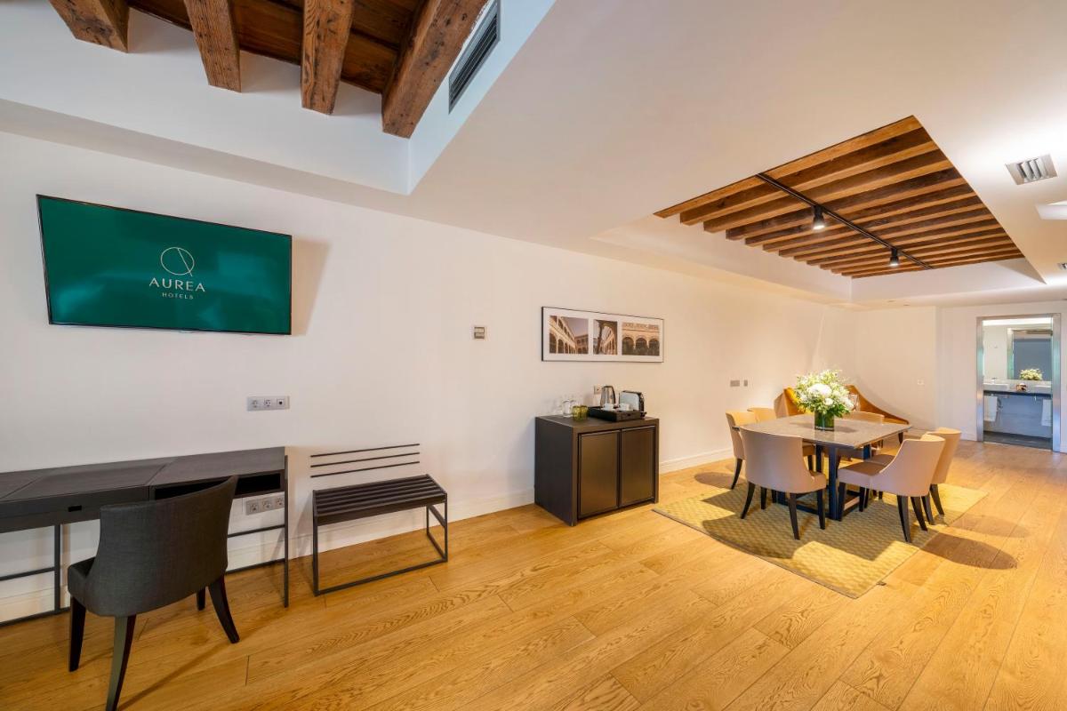 Una televisión o centro de entretenimiento en Áurea Convento Capuchinos by Eurostars Hotel Company