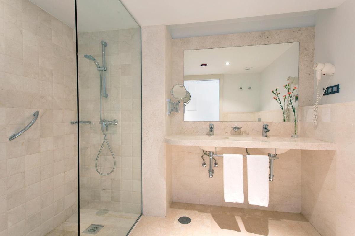 Un baño de Hipotels Playa La Barrosa - Adults Only
