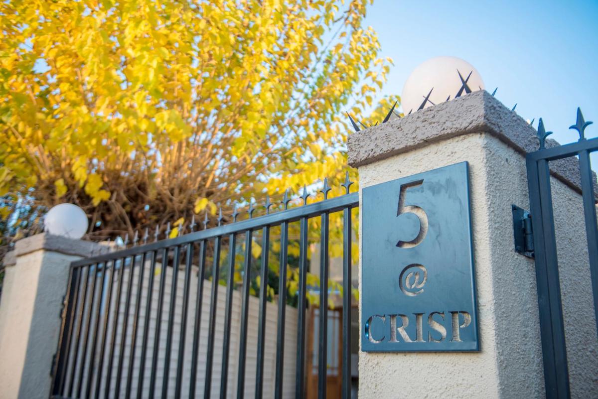 Crisp Guest Rooms - Housity