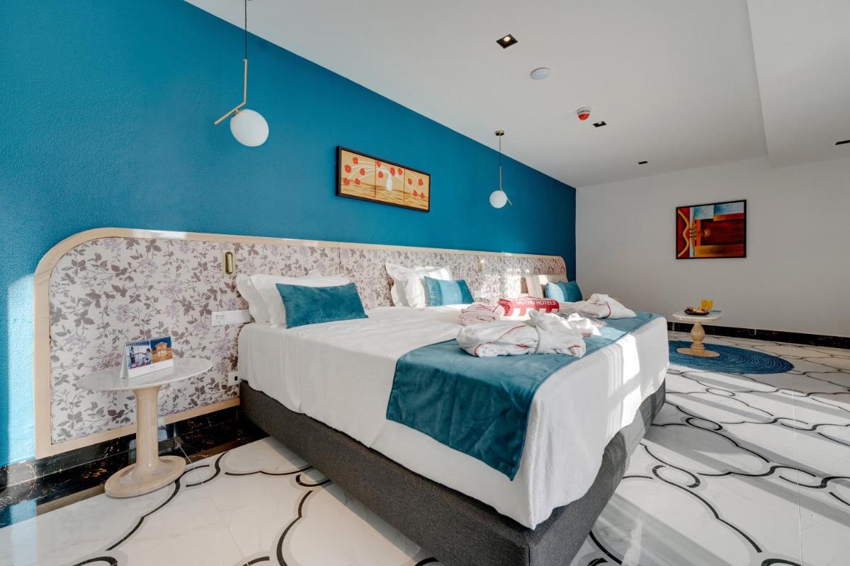 Uma cama ou camas num quarto em Grand Muthu Oura View Beach Club