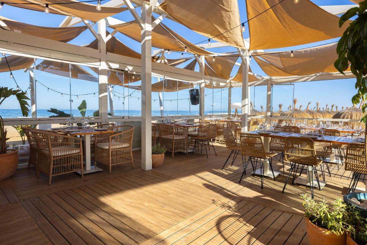 Un restaurante o sitio para comer en Hipotels Barrosa Park