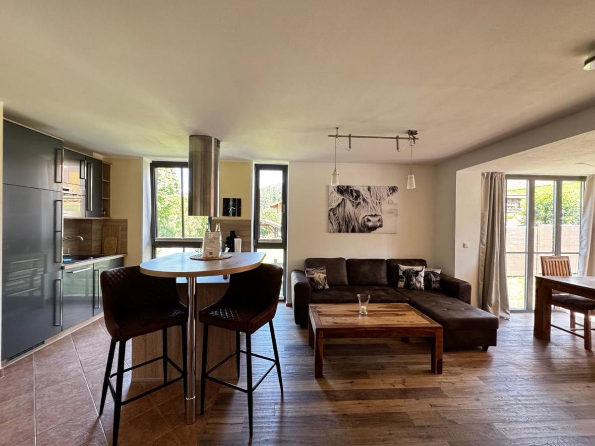 Ein Sitzbereich in der Unterkunft Alpenglühn Apartments - Adult Only