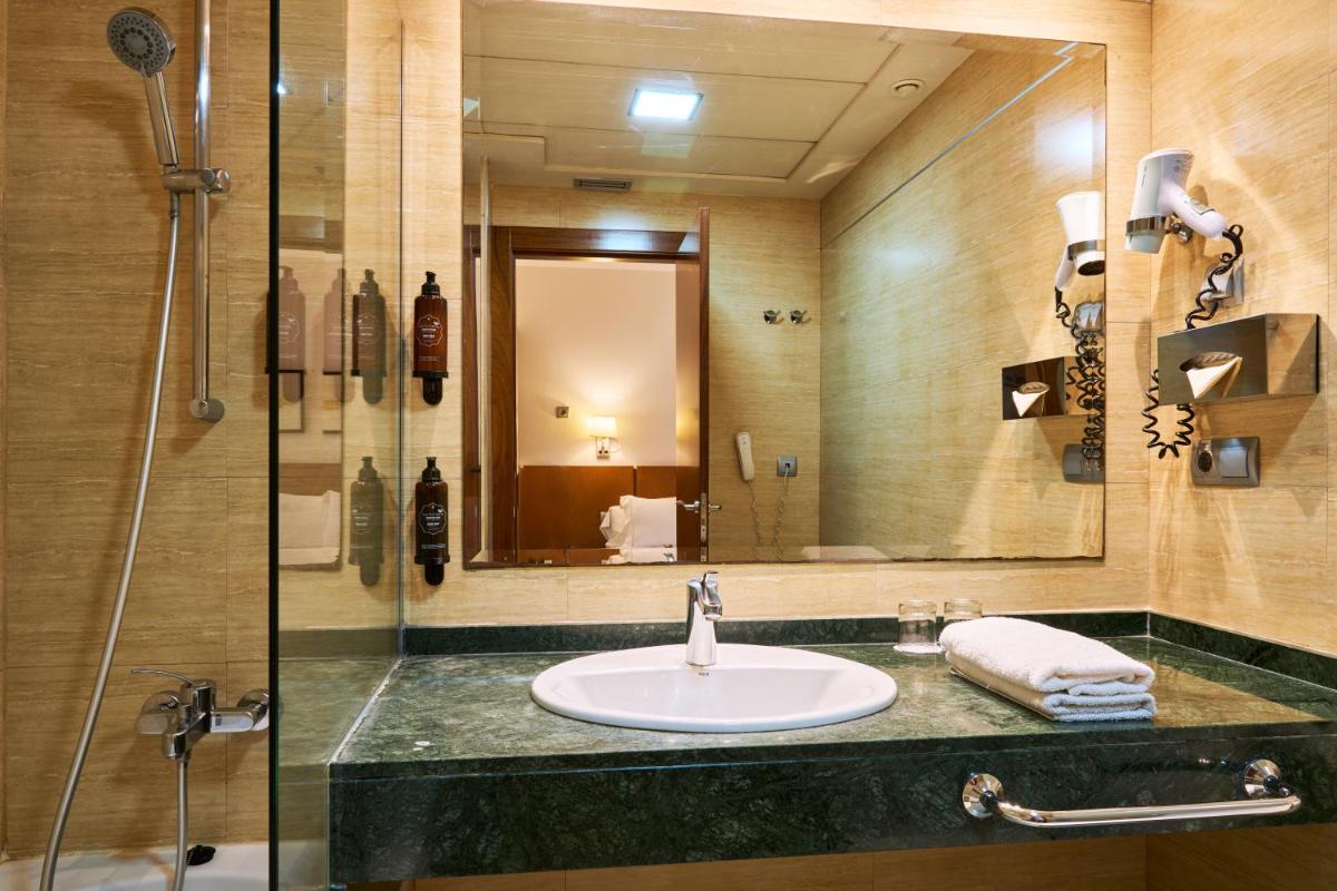 Un baño de Senator Granada
