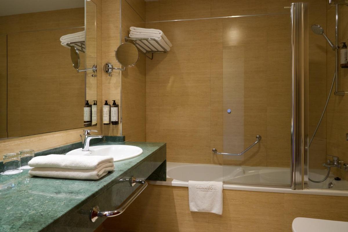 Un baño de Senator Granada
