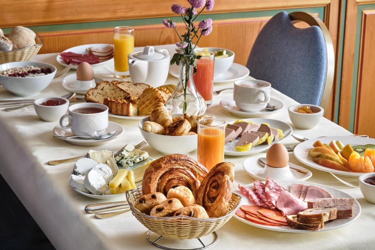 une table avec un petit-déjeuner composé d'œufs, de pain et de viennoiseries dans l'établissement Hotel & Spa A la cour d'Alsace by HappyCulture, à Obernai