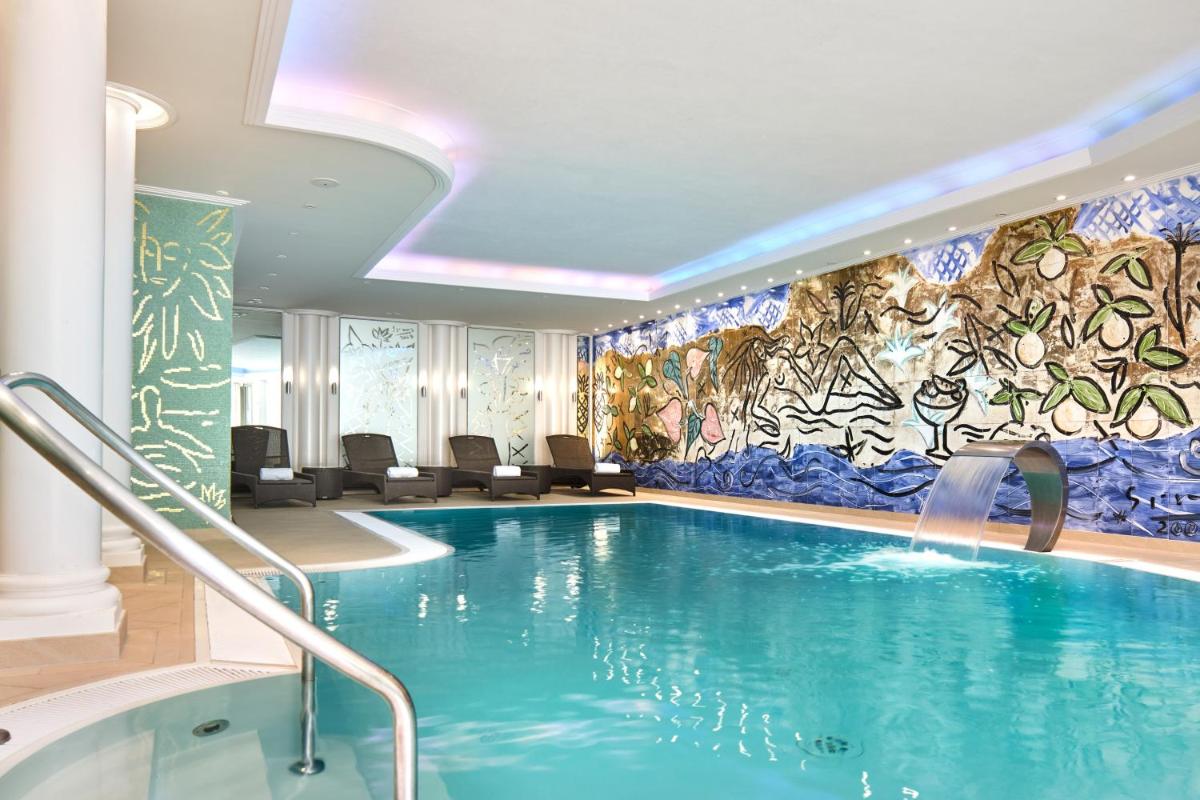 - une piscine dans un hôtel orné d'une fresque murale dans l'établissement Hotel & Spa A la cour d'Alsace by HappyCulture, à Obernai