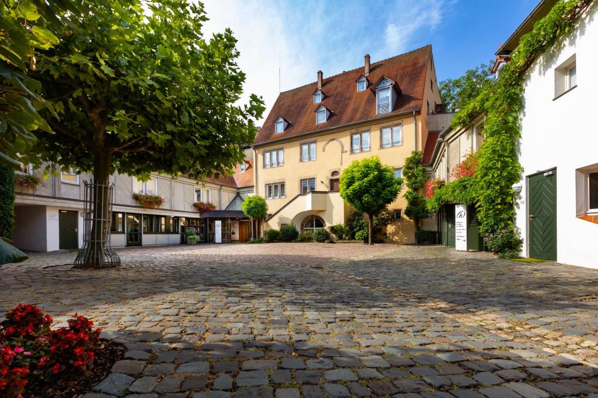 une rue pavée devant un immeuble dans l'établissement Hotel & Spa A la cour d'Alsace by HappyCulture, à Obernai