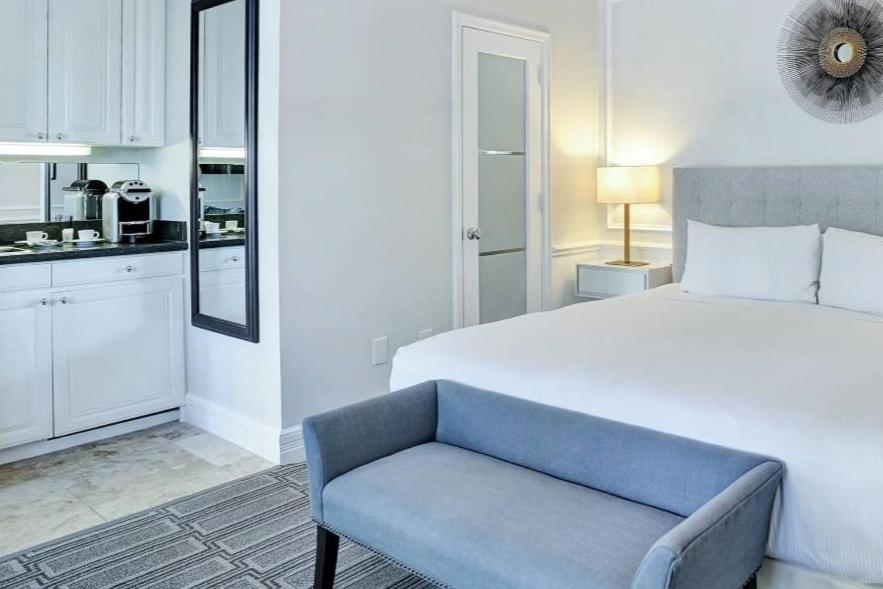 The Pillars Hotel & Club - Housity